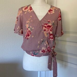 🌸$5 Xhilaration top, mauve floral, bell sleeves, cropped, size M